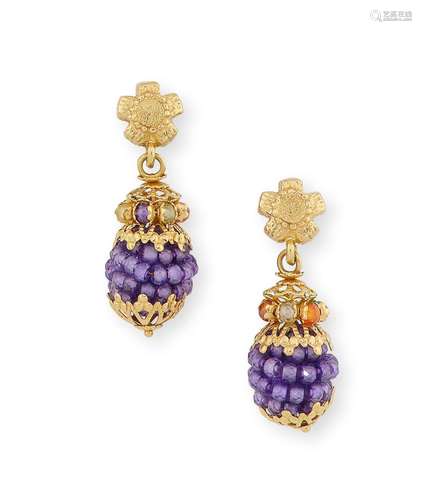 Paire de pendants d’oreilles « Grappe » en or jaune, ornés d...