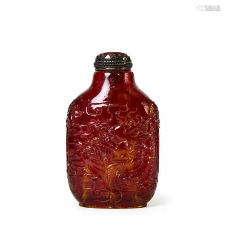 A CARVED CHINESE AMBER "DRAGON & PHOENIX" SNUF...