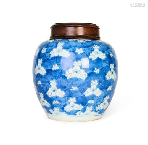 A CHINESE BLUE & WHITE JAR, KANGXI PERIOD (1662-1772)