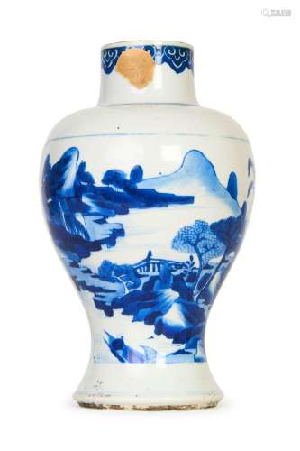 A CHINESE BLUE & WHITE VASE, KANGXI PERIOD (1662-1722)