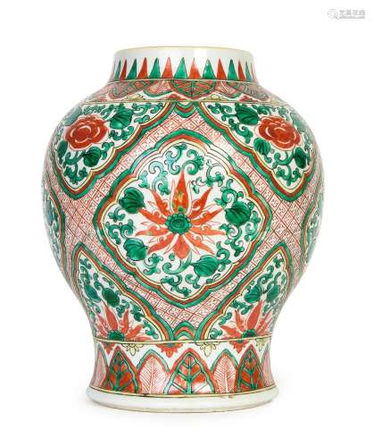 A CHINESE FAMILLE VERTE VASE, QING DYNASTY (1644-1911)