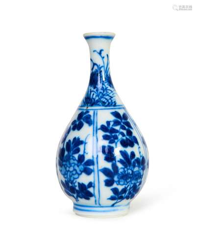 A CHINESE BLUE & WHITE VASE, KANGXI PERIOD (1662-1722)