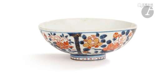 JAPONCoupe ronde sur talon en porcelaine à décor Imari bleu,...