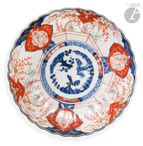 JAPONCoupe ronde à bord festonné en porcelaine à décor Imari...