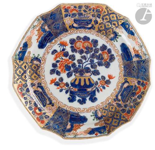 DELFTAssiette en faïence dite " Delft doré" de for...