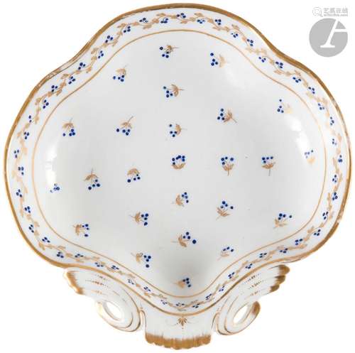 PARISCompotier de forme coquille en porcelaine à décor bleu ...