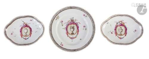 FrankenthalUn plat rond et deux plats ovales en porcelaine à...