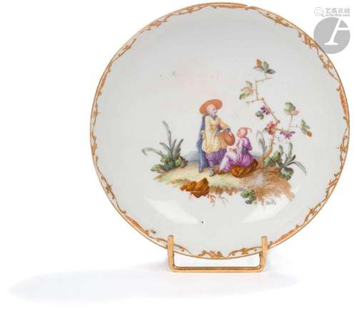 FURSTENBERGSoucoupe en porcelaine à décor de chinois.Marquée...