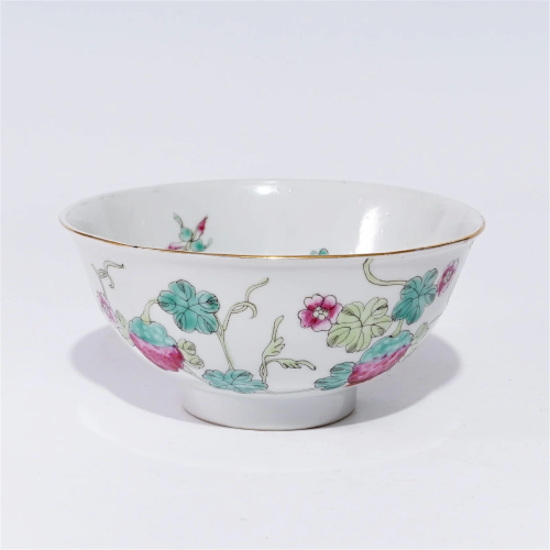 A famille rose bowl with flower patterns in the Guangxu peri...