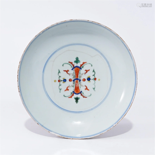 A contrasting color plate with patterns in the Qianlong peri...