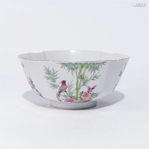 A famille rose bowl with flower and bird patterns in the Qin...
