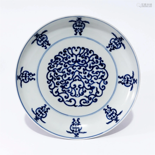 A underglaze blue plate with flower patterns in the Guangxu ...