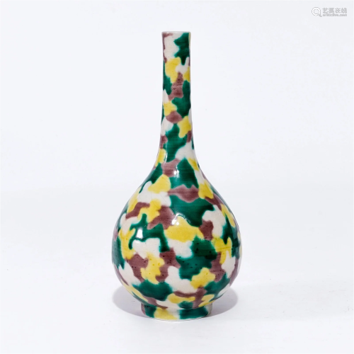 A three-colour glazed vase in the Kangxi period of the Qing ...