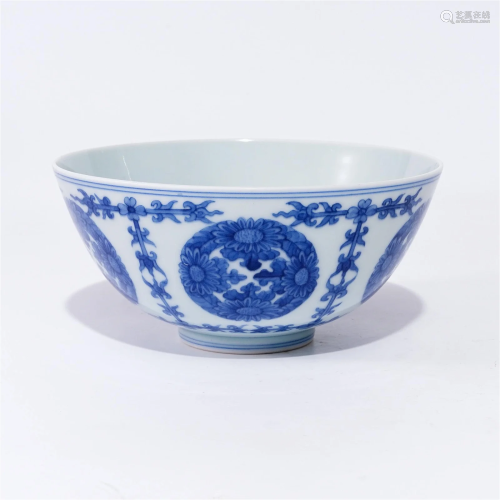 A underglaze blue bowl with flower patterns in the Yongzheng...
