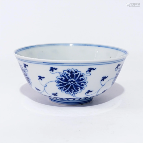 A underglaze blue bowl with flower patterns in the Guangxu p...