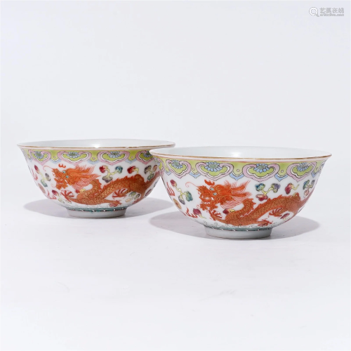 A pair of famille rose bowls with dragon pattern in the Guan...