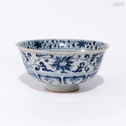 A underglaze blue bowl with flower patterns in the Yuan Dyna...