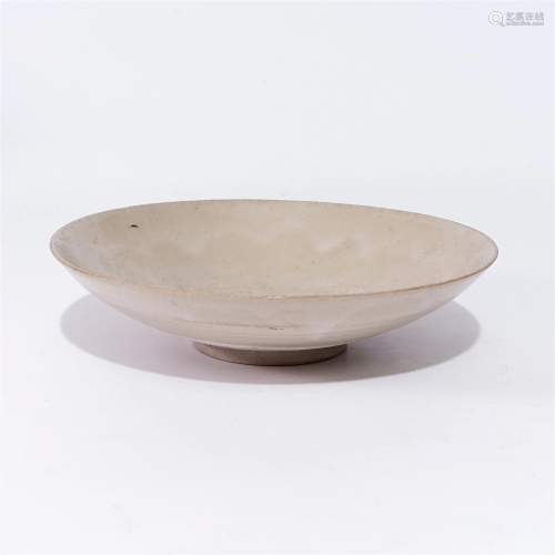 A white glaze plate in the Yuan Dynasty