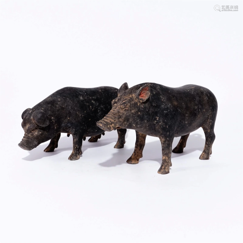 A pair of pottery pigs in the Han Dynasty