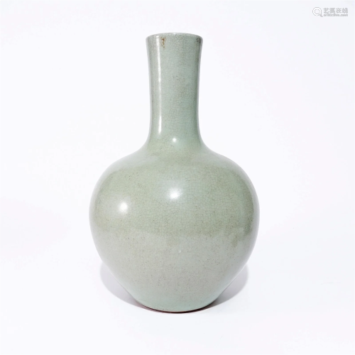 A celadon spherical vase in the Qing Dynasty