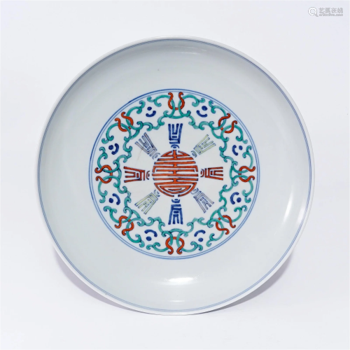 A contrasting color plate with patterns in the Qianlong peri...