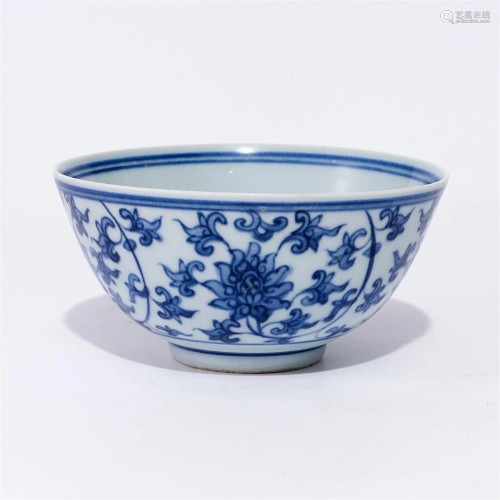 A underglaze blue bowl with flower patterns in the Ming Dyna...