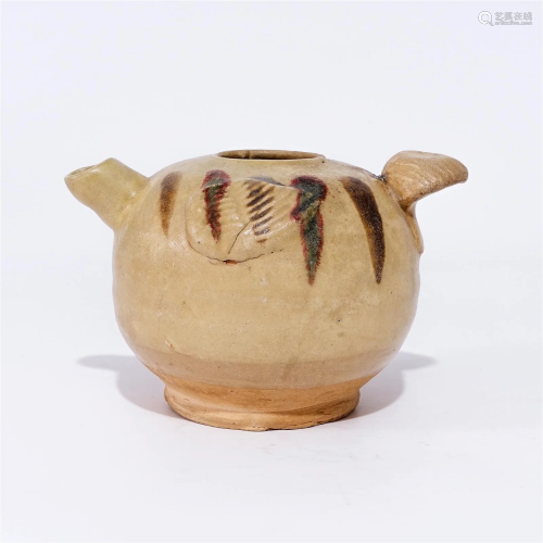 A Changsha ware bird shaped pot in the Tang Dynasty