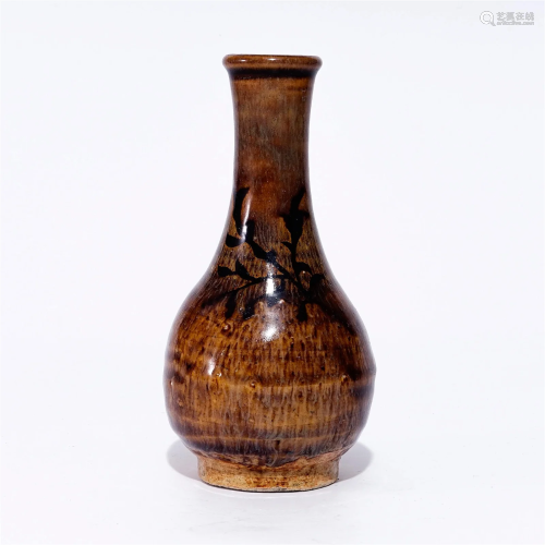 A  Jizhou ware multi-colored glaze vase with flower patterns...