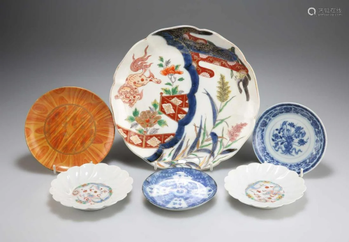 SIX CHINESE AND JAPANESE PORCELAIN PLATES/DISHES