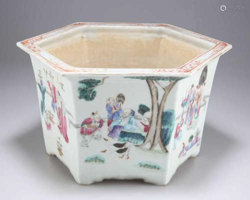 A CHINESE FAMILLE ROSE PLANTER, 18TH/19TH CENTURY