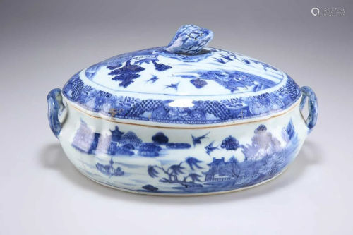 AN 18TH CENTURY CHINESE BLUE AND WHITE TUREEN AND COVER