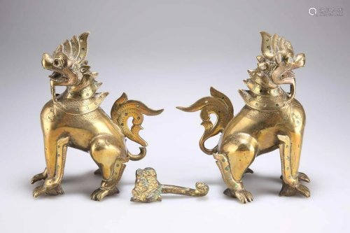 A PAIR OF EARLY 20TH CENTURY BRONZE BURMESE CHINTHE MYTHICAL...