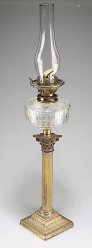 A VICTORIAN BRASS CORINTHIAN COLUMN OIL LAMP