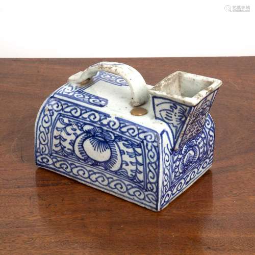 Blue and white porcelain bourdaloue Chinese, decorated with ...