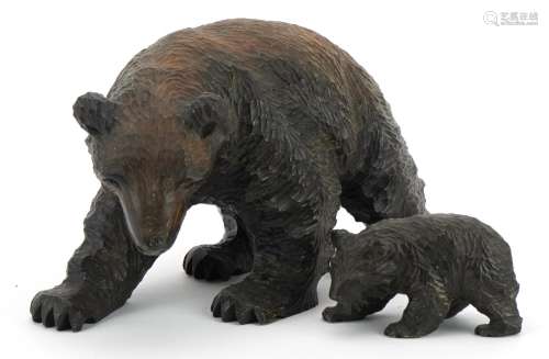 Two Black Forest carved wood bears, the largest 22cm in leng...