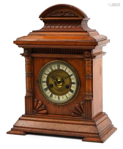Edwardian oak striking mantle clock, the gilt dial having Ro...