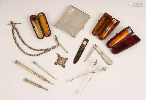 A selection of late 19th/early 20th century accessories, to ...