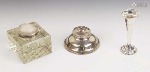 A George V silver mounted cut glass inkwell, of square form ...