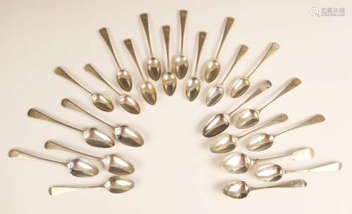 A set of eleven Edwardian Old English silver teaspoons, Holl...