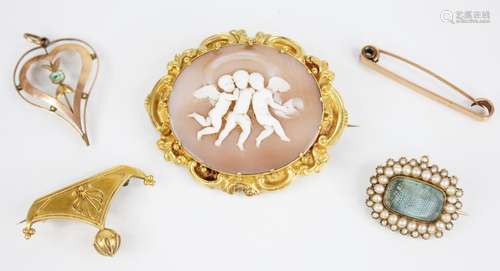 An early 20th century carved shell cameo brooch, the central...