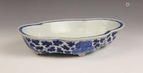 A Chinese porcelain blue and white Narcissus planter, 18th c...