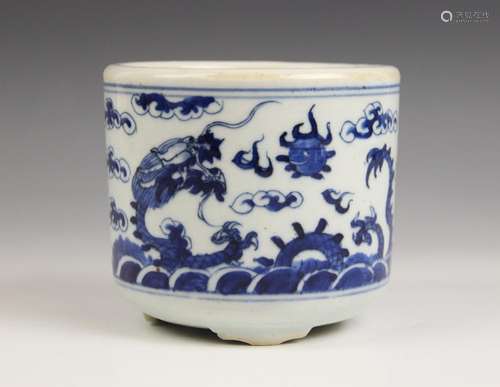 A Chinese porcelain blue and white cache pot, 18th/19th cent...