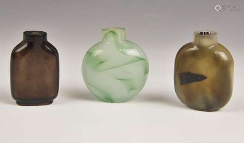 Three Chinese glass snuff bottles, 19th/20th century, compri...