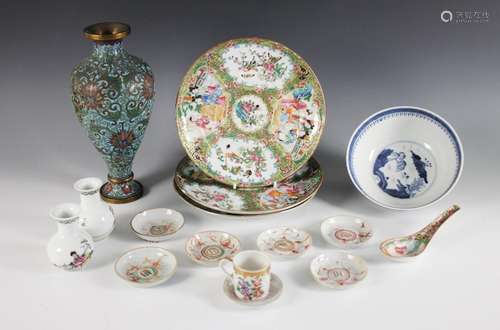 A selection of Chinese porcelain, 19th century and later, to...