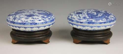 A pair of Chinese porcelain blue and white boxes and covers,...