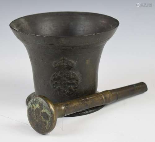 17th/18thC bronze pestle and mortar with crown emblem on opp...