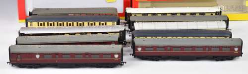 Ten Hornby and Bachmann 00 gauge model railway coaches to in...