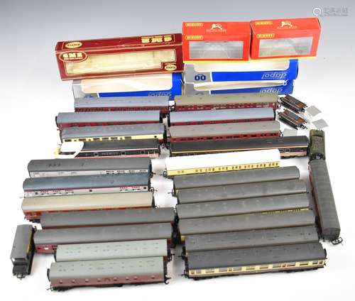 Twenty six Hornby, Dapol and similar 00 gauge model railway ...