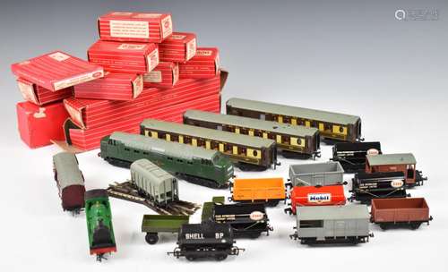 Nineteen Hornby Dublo 00 gauge model railway locomotives, co...