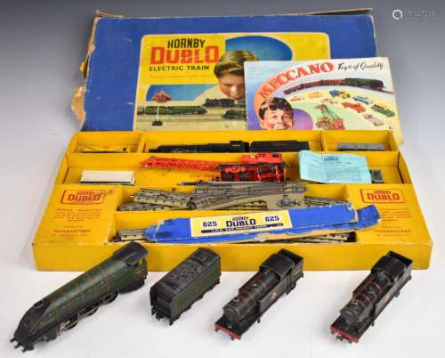 Hornby Dublo 00 gauge 3-rail model railway train set with 4-...